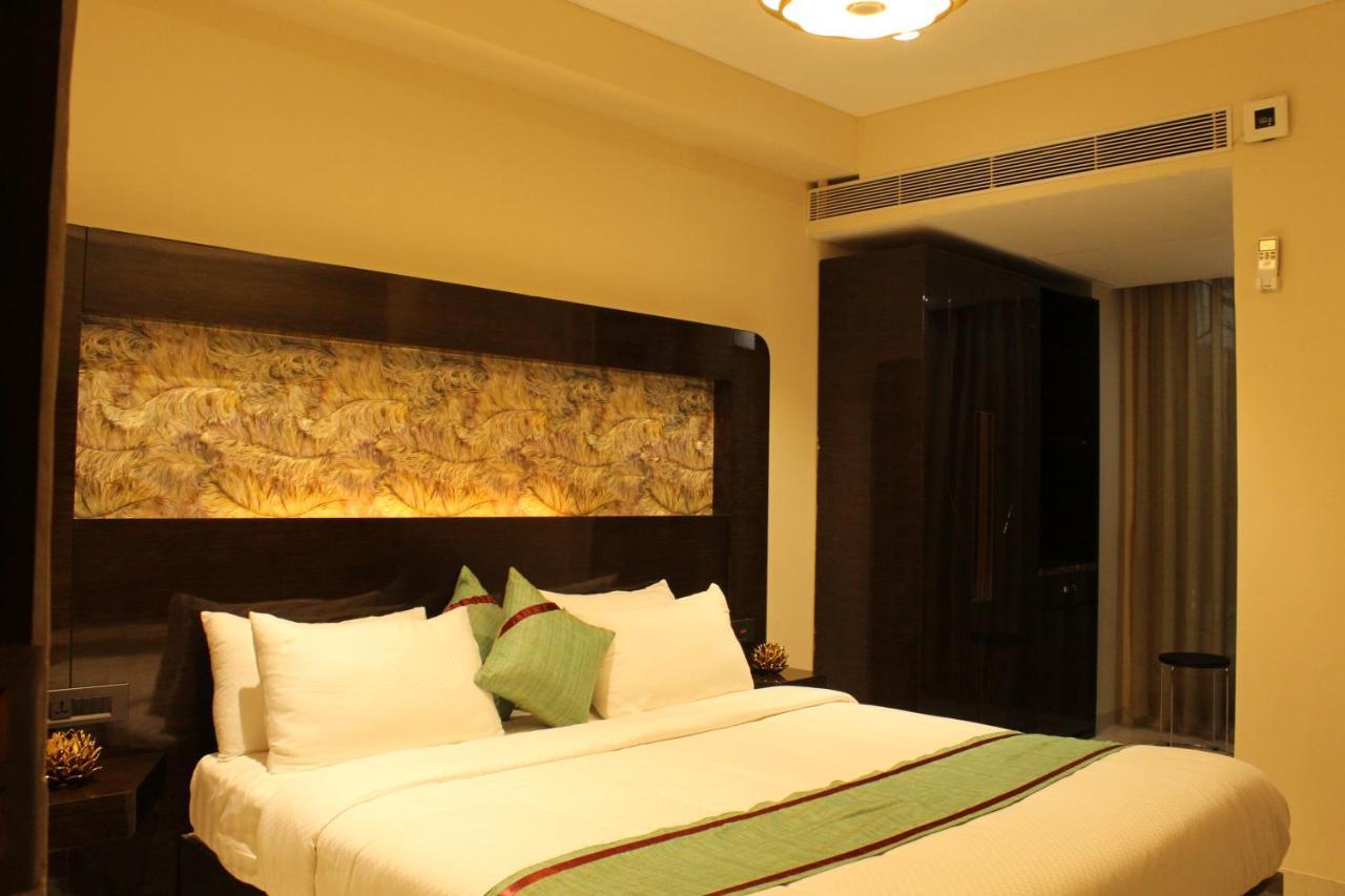 Zip By Spree Hotels Surat Exterior photo
