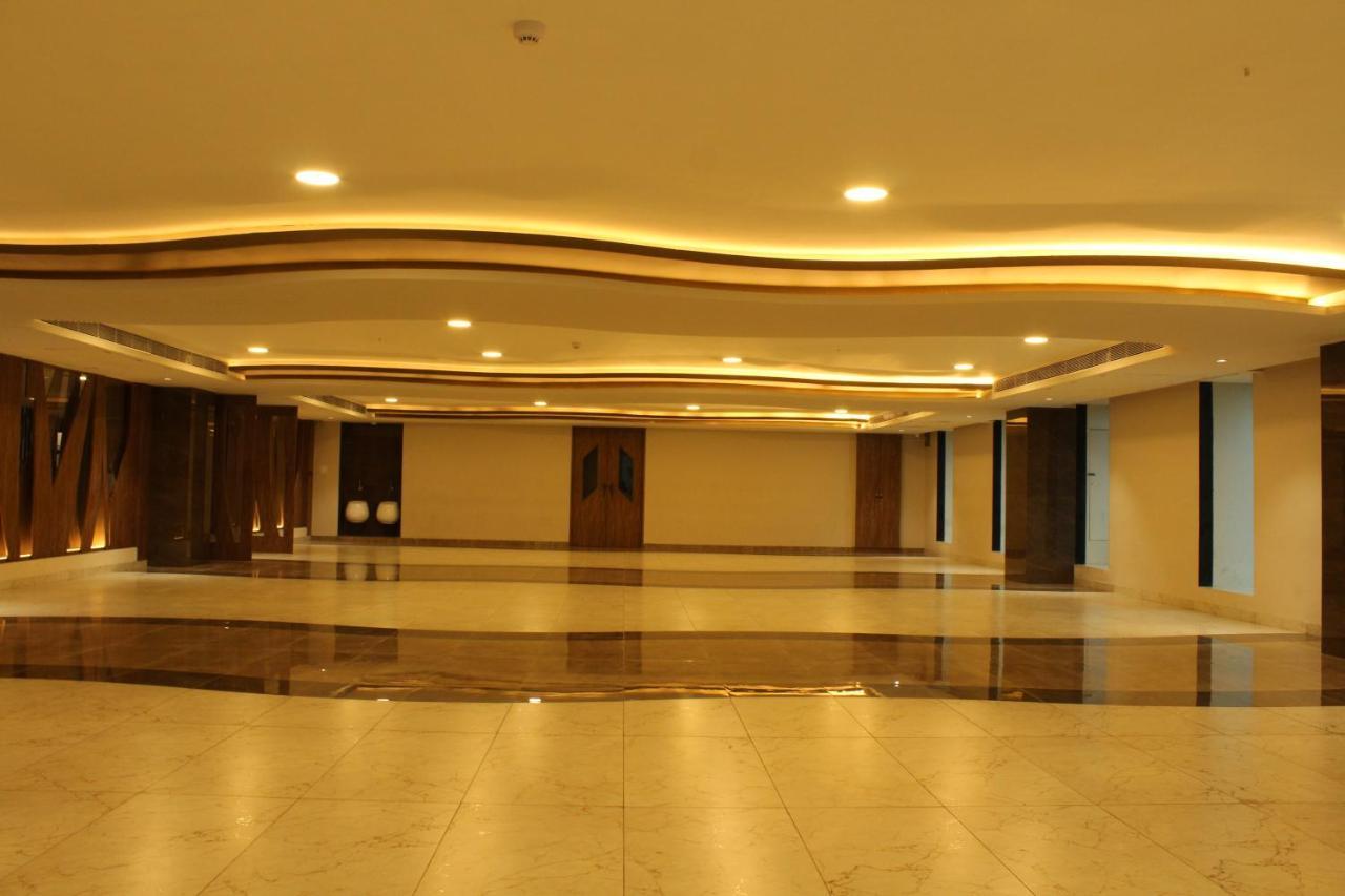Zip By Spree Hotels Surat Exterior photo