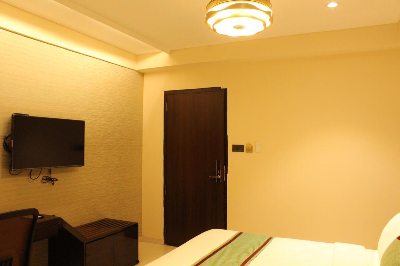 Zip By Spree Hotels Surat Exterior photo