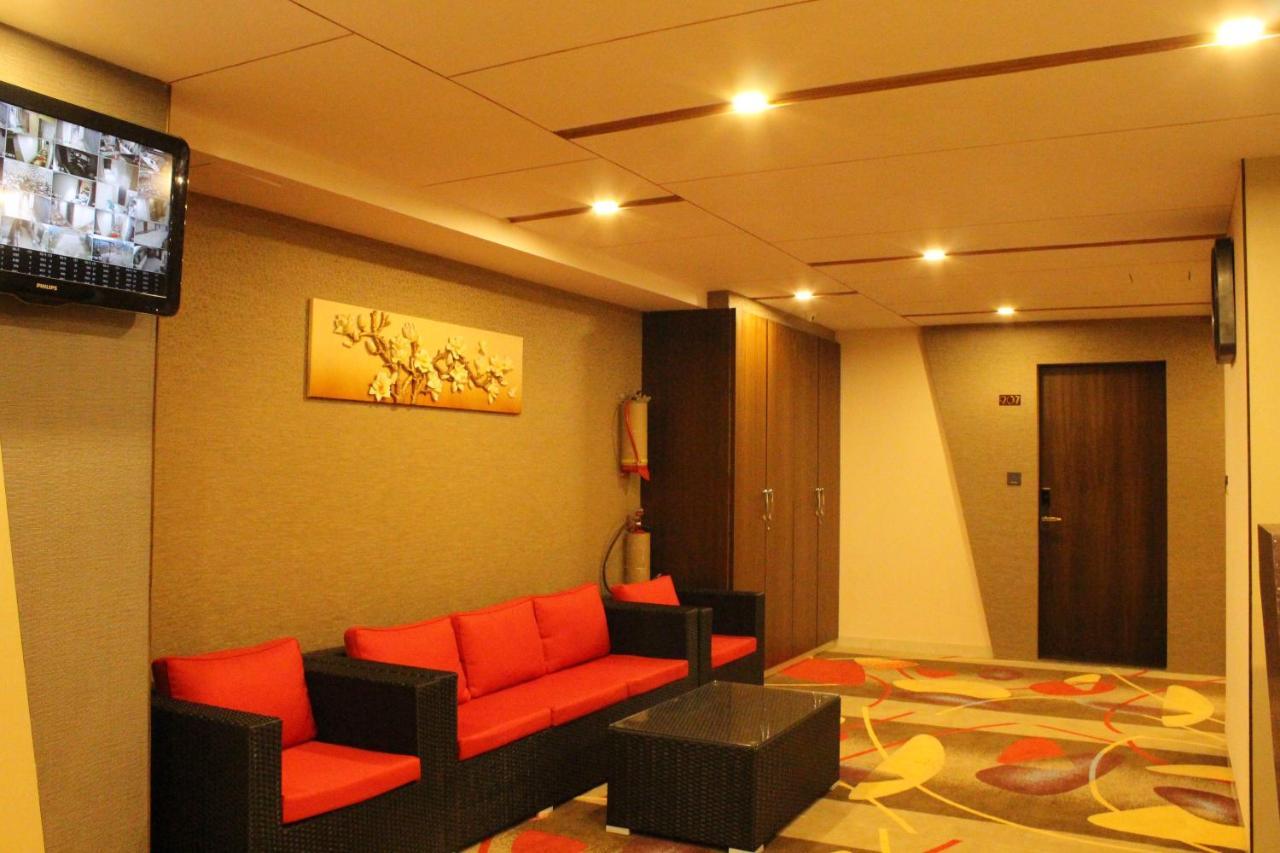 Zip By Spree Hotels Surat Exterior photo
