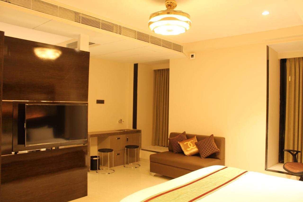 Zip By Spree Hotels Surat Exterior photo