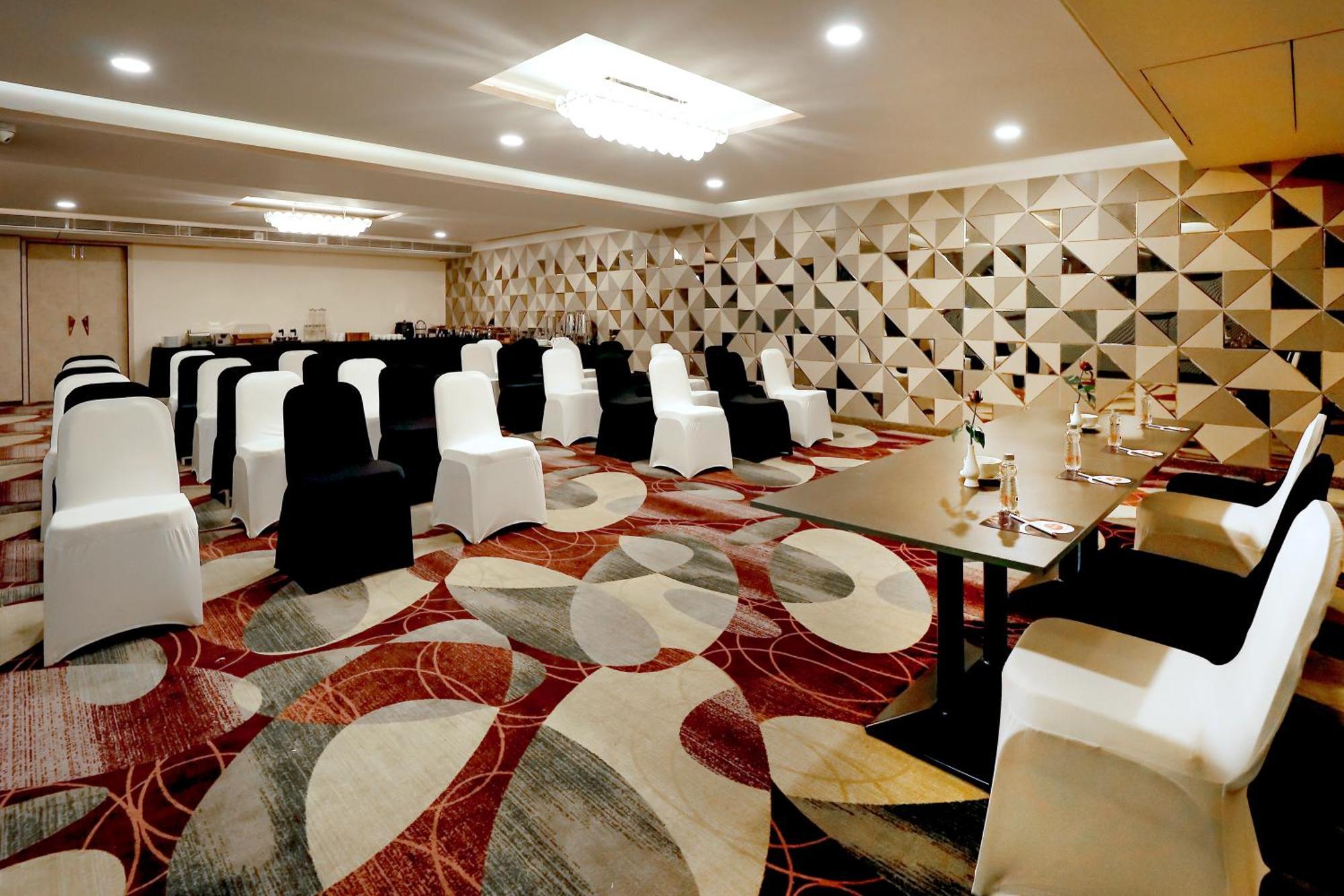 Zip By Spree Hotels Surat Exterior photo