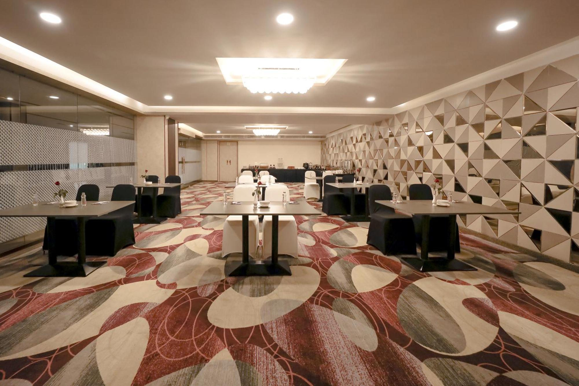 Zip By Spree Hotels Surat Exterior photo