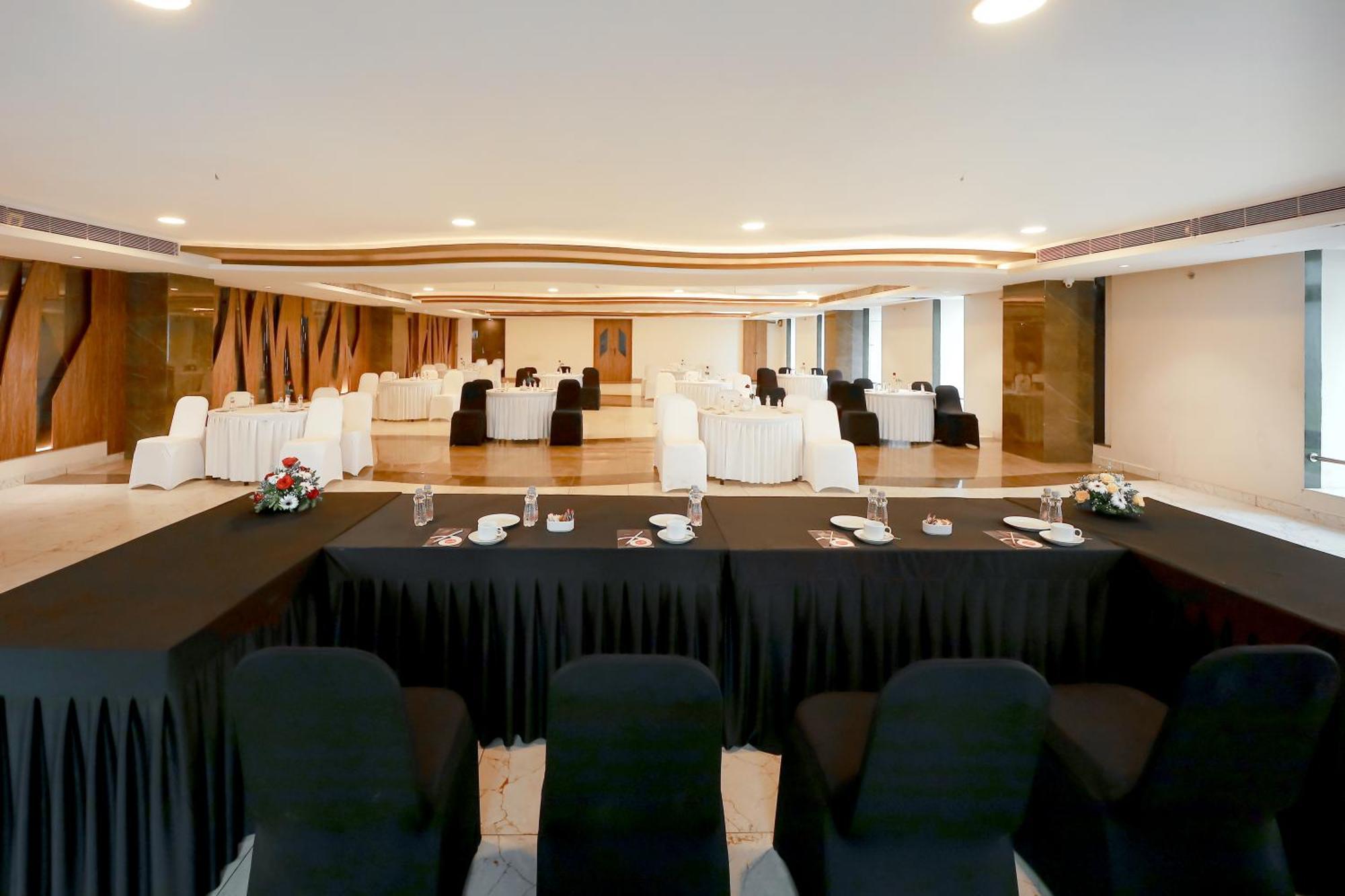 Zip By Spree Hotels Surat Exterior photo