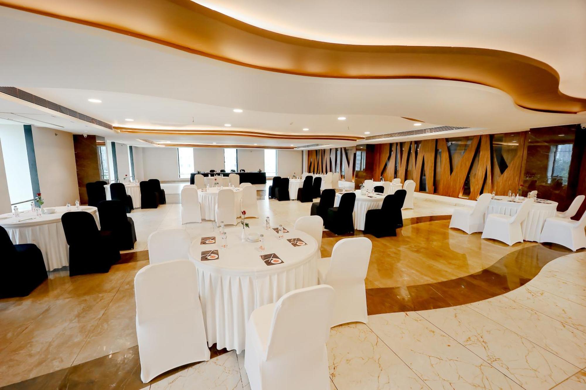 Zip By Spree Hotels Surat Exterior photo