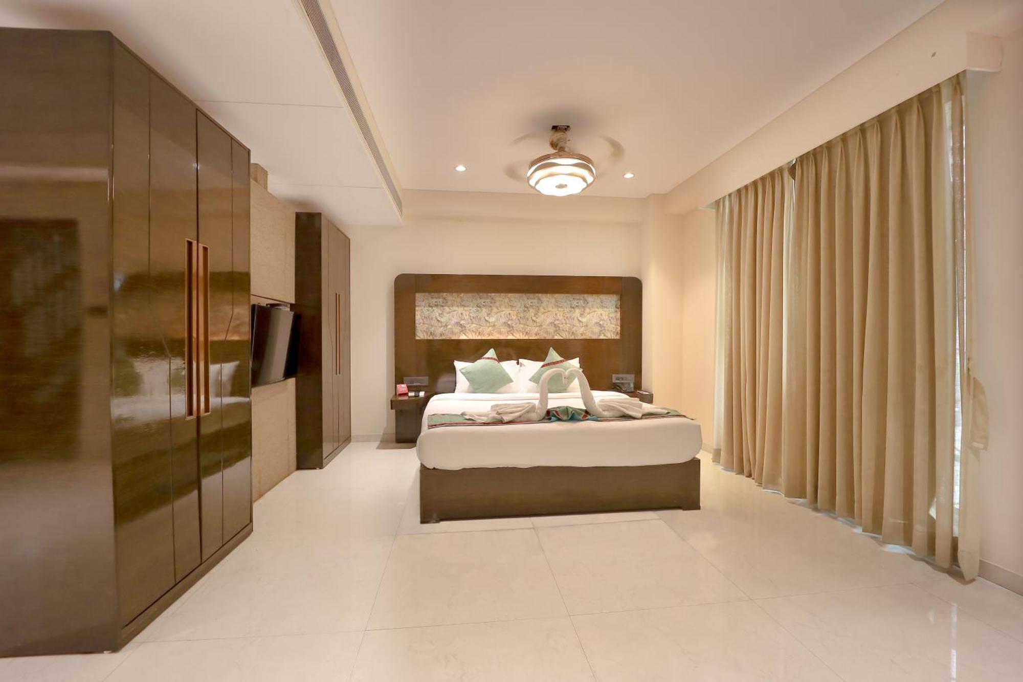 Zip By Spree Hotels Surat Exterior photo